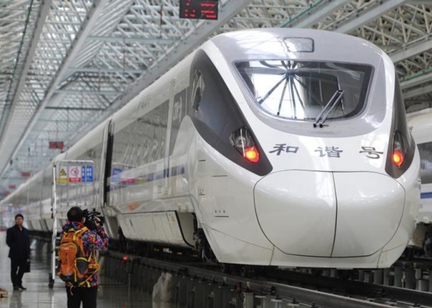 零下40℃稳定行驶　中国首款耐寒列车面世.jpg