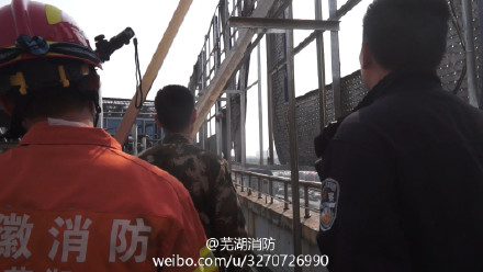 芜湖四人酒店楼顶轻生 消防民警劝说营救2.jpg