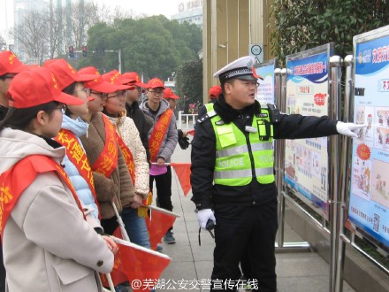 流动“交通安全宣传漫画”成为江城芜湖街头一景.jpg
