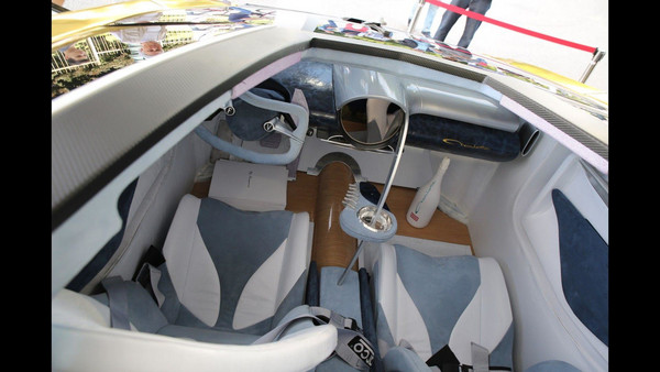 这辆千万电动超跑有够“ㄎ一ㄤ“！跑得快，还能在车内养…鱼？（图／翻摄自Motor1）