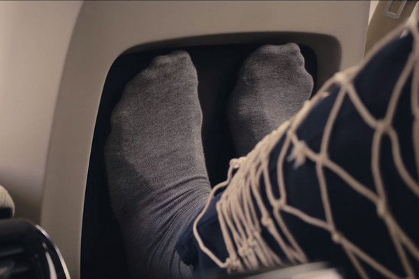 车上居然有“脚底按摩“！全新Audi A8现身《蜘蛛人》。（图／Audi提供）