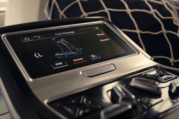 车上居然有“脚底按摩“！全新Audi A8现身《蜘蛛人》。（图／Audi提供）