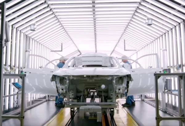 “北美“神车是这样做出来的！丰田Camry生产线组装影片曝光（图／翻摄自CHEEKY CARS7）