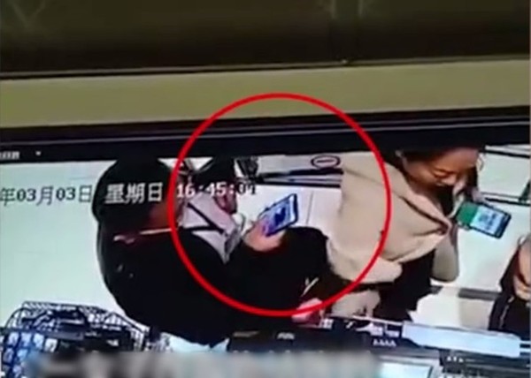 陌生男子偷拍别人二维码，成功转走800元人民币